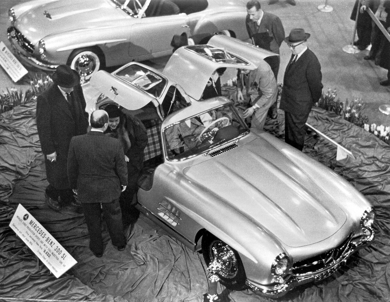 Mercedes 300 SL Flügeltürer auf einer Automesse