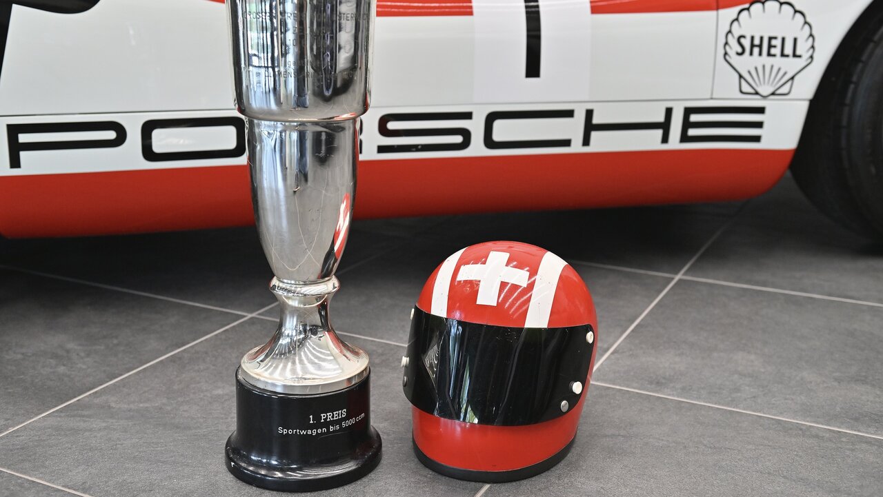 Der Helm und ein Pokal von Jo Siffert