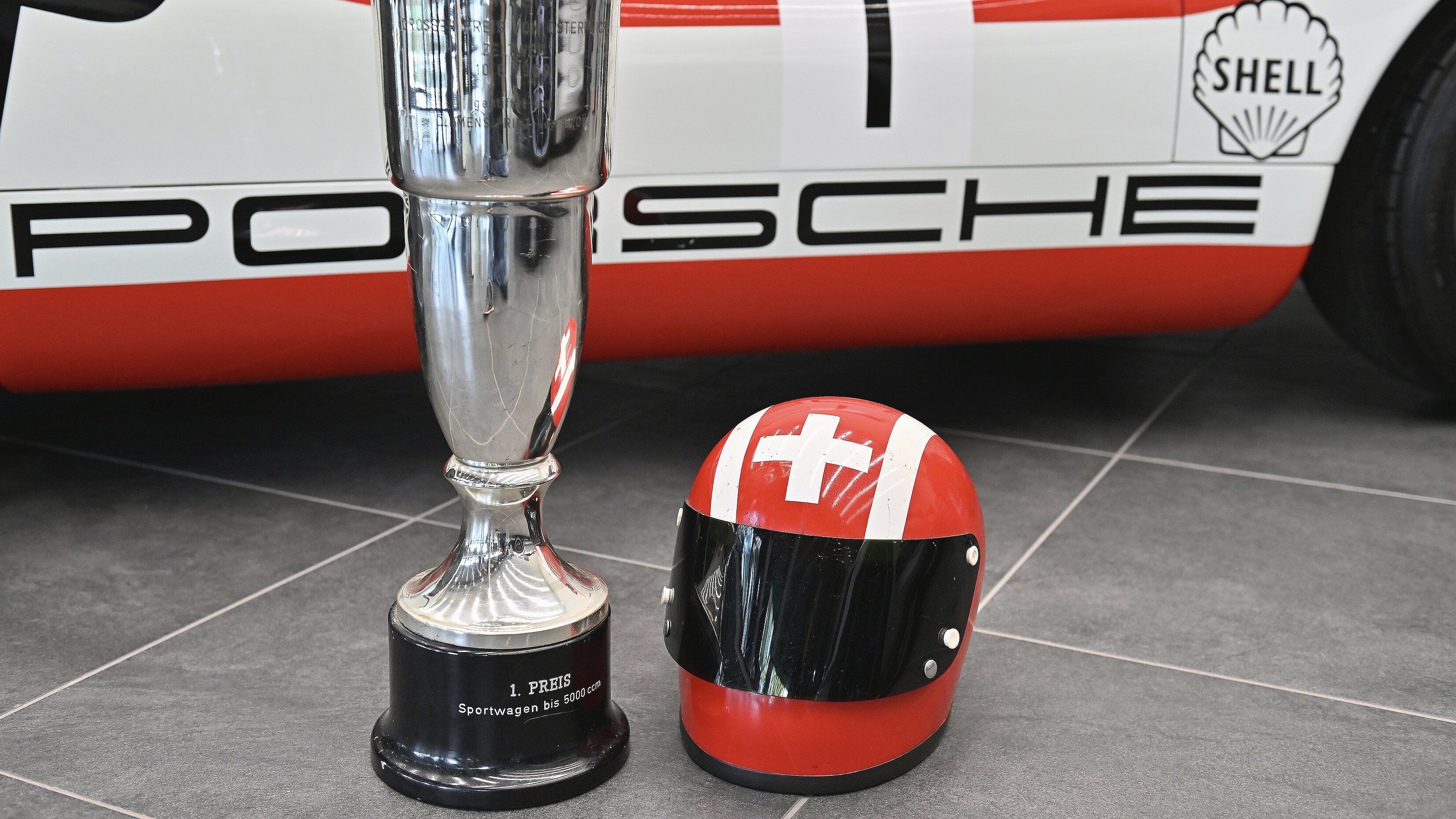 Der Helm und ein Pokal von Jo Siffert