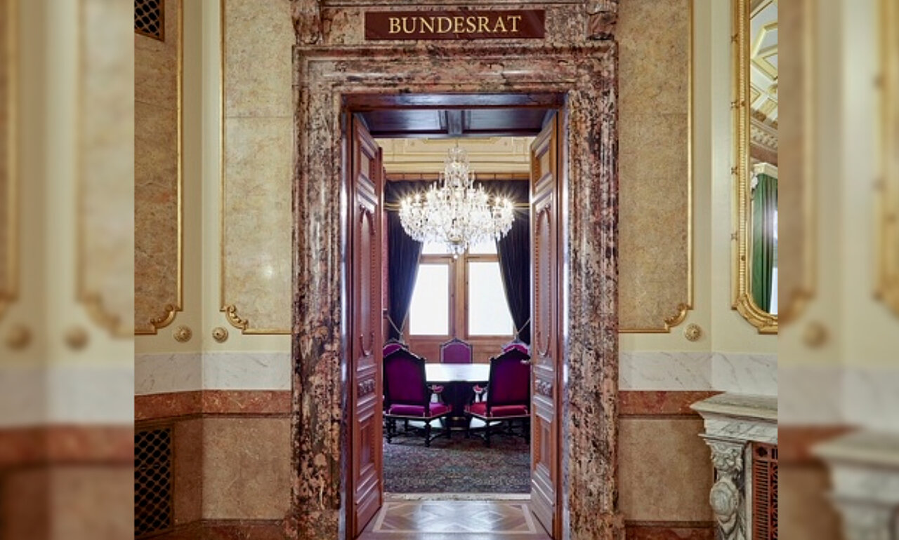 Der Bundesrat will «lärmrelevante Fahrzeugmanipulationen» einfacher ahnden können. So soll beispielsweise gebüsst werden, wer den Motor «unnötig aufheulen» lässt. Bild: Parlament