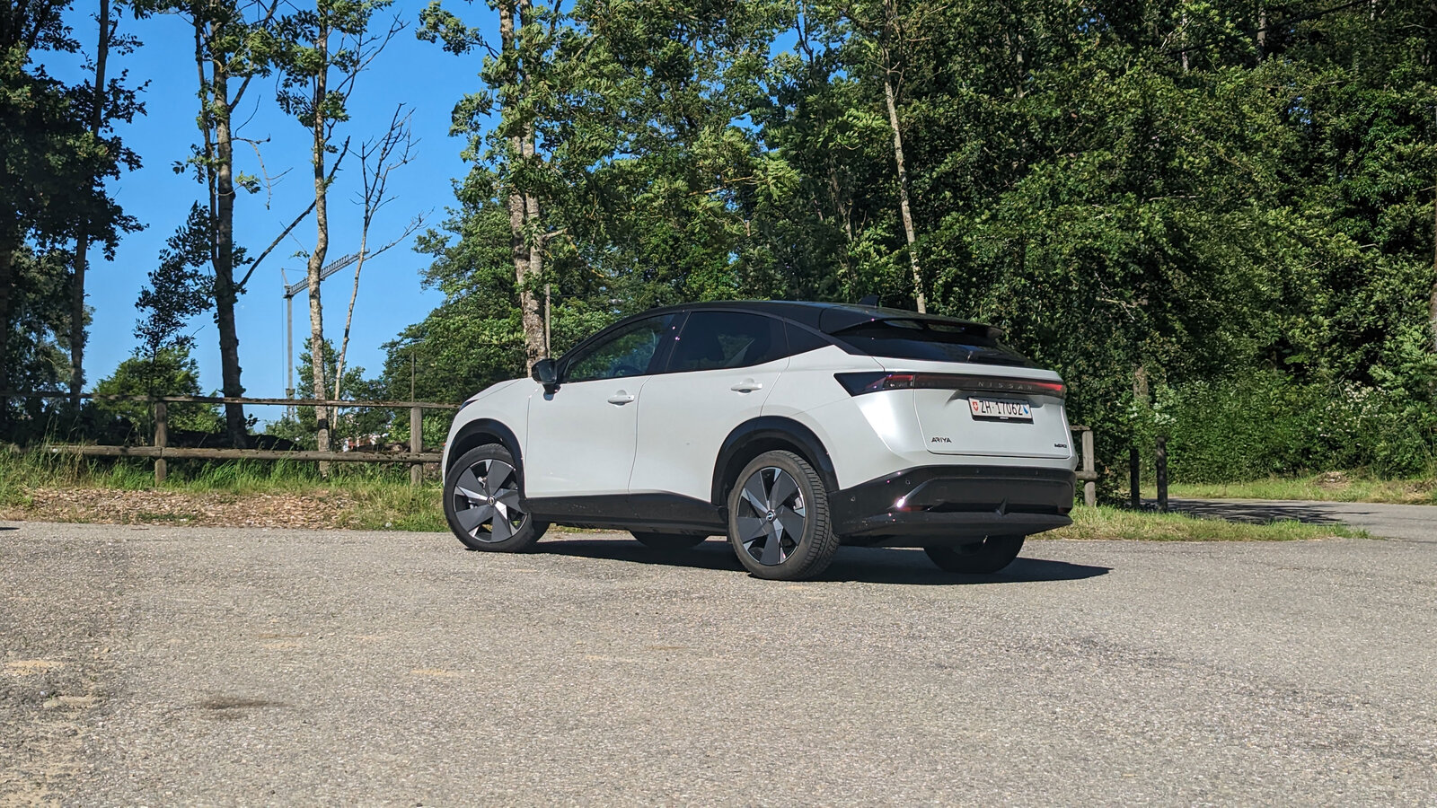Nissan Ariya von hinten