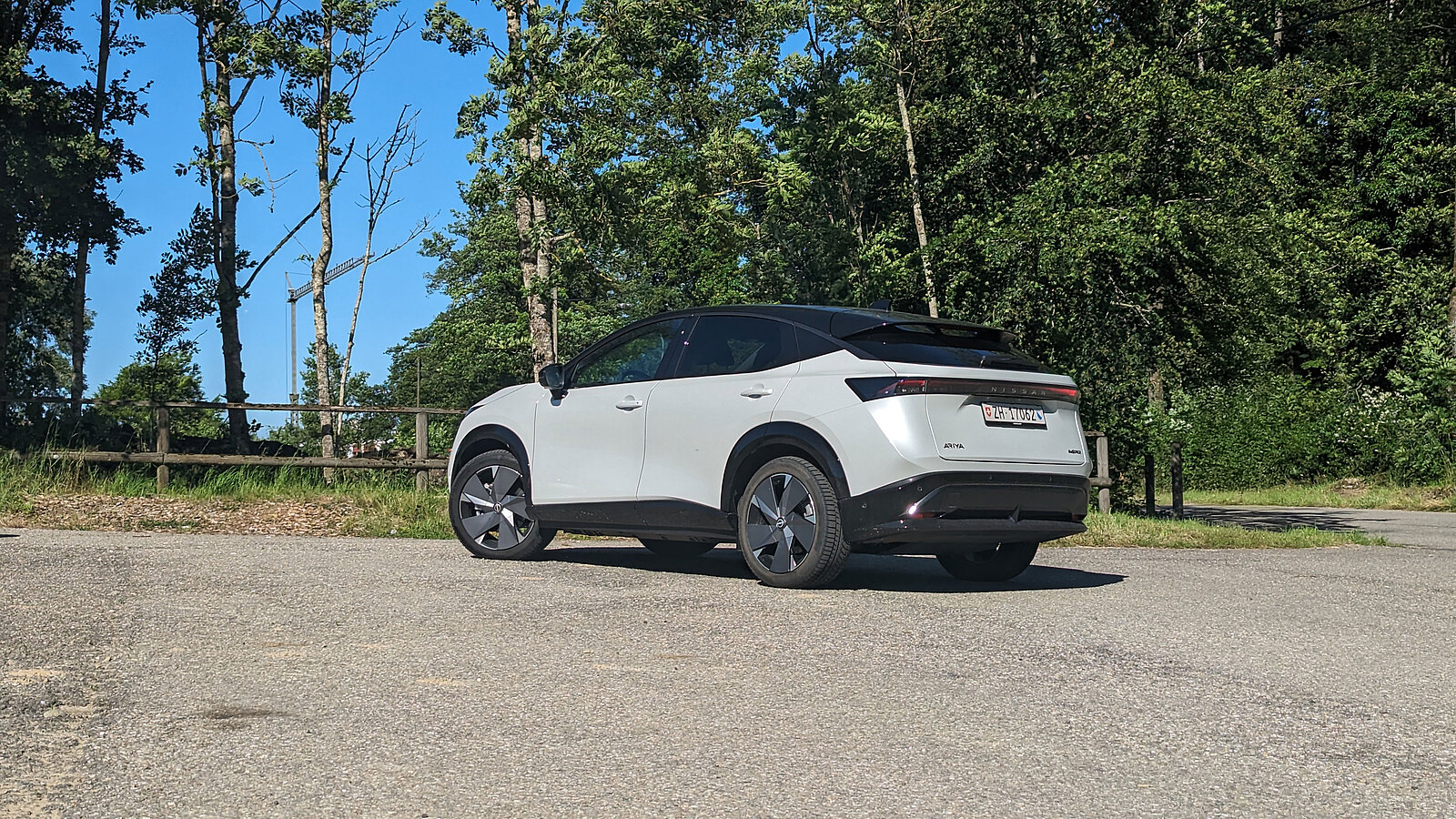 Nissan Ariya von hinten
