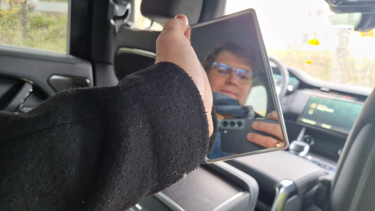 Schminkspeigel im Fond des Range Rover