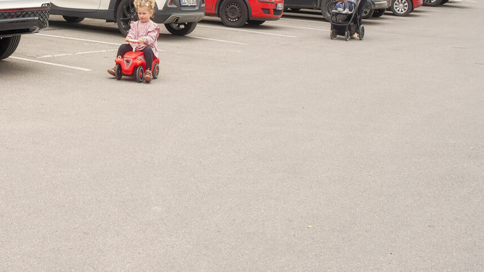 Autos auf einem Parkplatz