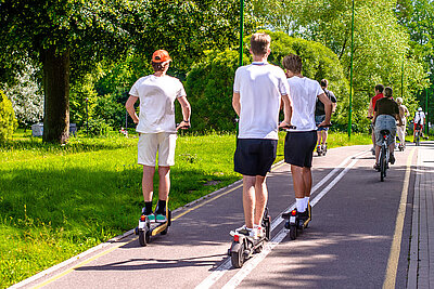jugendlich E-Trotti-Fahrer