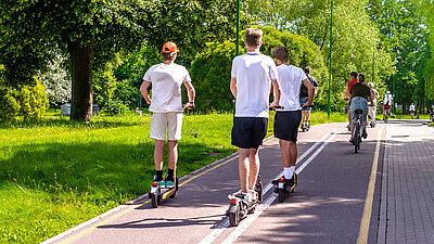 jugendlich E-Trotti-Fahrer
