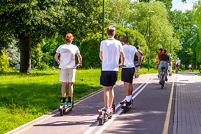jugendlich E-Trotti-Fahrer