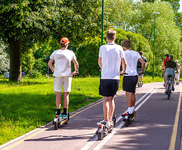 jugendlich E-Trotti-Fahrer