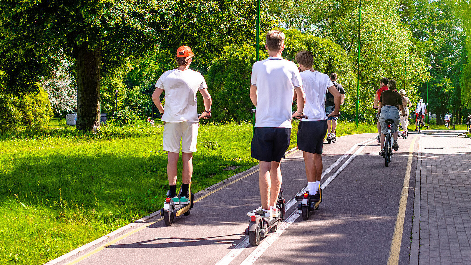 jugendlich E-Trotti-Fahrer