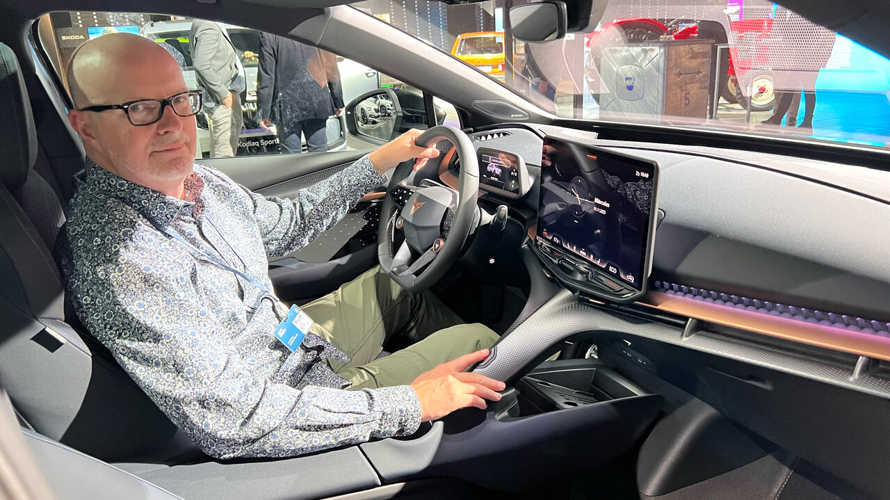 Pentti Aellig im Cupra Tavascan an der Auto Zürich 2023