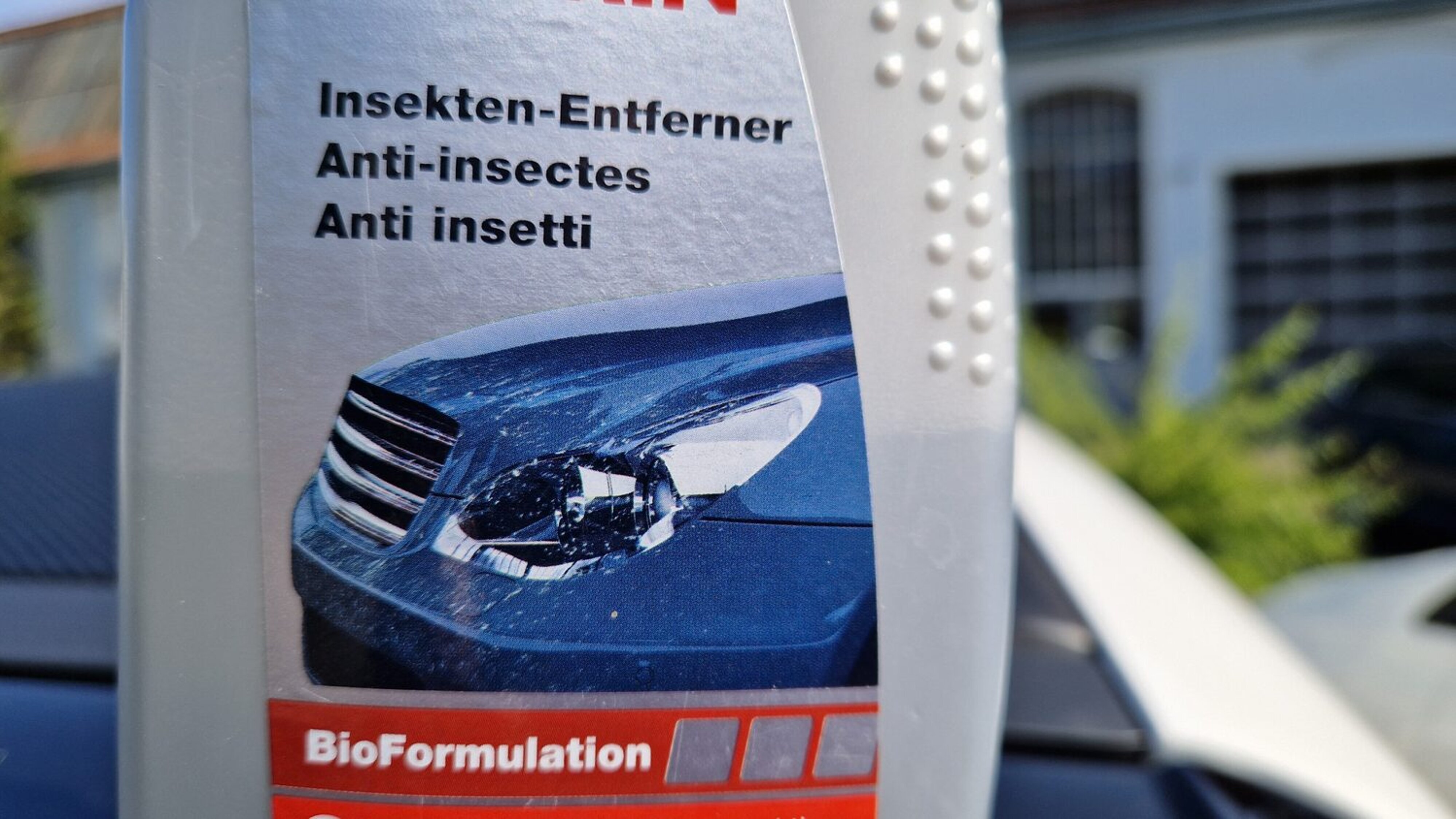 Nahaufnahme des Etiketts eines Insektenreinigers.