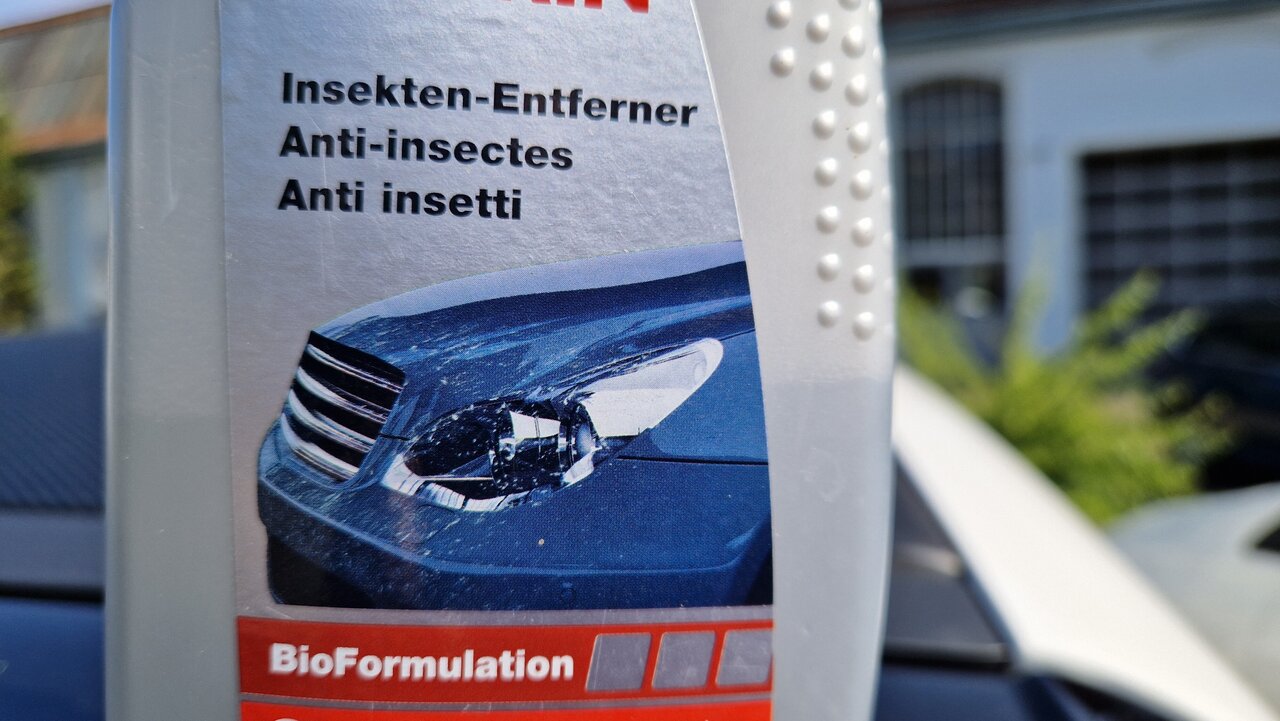 Nahaufnahme des Etiketts eines Insektenreinigers.