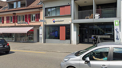 In der Nacht auf Donnerstag schlugen drei Männer die Scheibe eines Swisscom-Shops im Fricktal ein. Als die Polizei eintraf, flüchteten die Männer mit einem BMW nach Deutschland. Bild: Google Streetview/Freepik