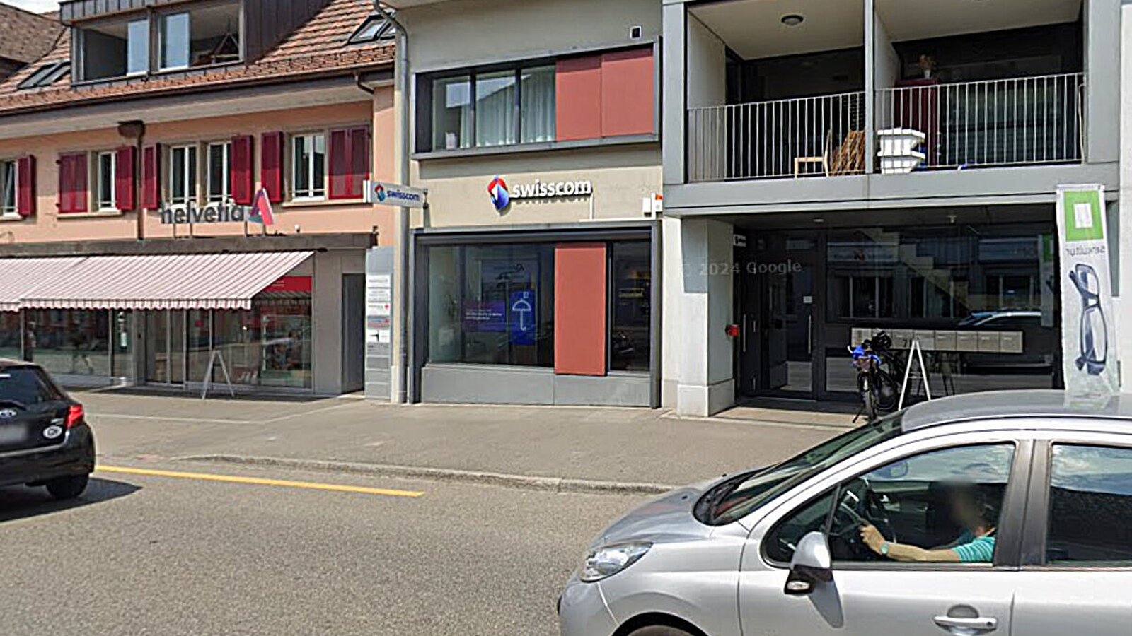 In der Nacht auf Donnerstag schlugen drei Männer die Scheibe eines Swisscom-Shops im Fricktal ein. Als die Polizei eintraf, flüchteten die Männer mit einem BMW nach Deutschland. Bild: Google Streetview/Freepik