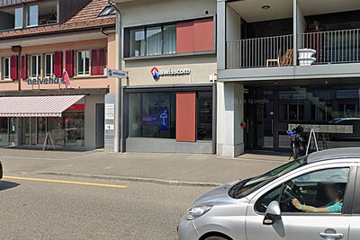 In der Nacht auf Donnerstag schlugen drei Männer die Scheibe eines Swisscom-Shops im Fricktal ein. Als die Polizei eintraf, flüchteten die Männer mit einem BMW nach Deutschland. Bild: Google Streetview/Freepik