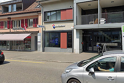 In der Nacht auf Donnerstag schlugen drei Männer die Scheibe eines Swisscom-Shops im Fricktal ein. Als die Polizei eintraf, flüchteten die Männer mit einem BMW nach Deutschland. Bild: Google Streetview/Freepik