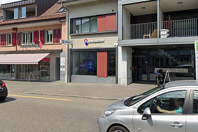In der Nacht auf Donnerstag schlugen drei Männer die Scheibe eines Swisscom-Shops im Fricktal ein. Als die Polizei eintraf, flüchteten die Männer mit einem BMW nach Deutschland. Bild: Google Streetview/Freepik