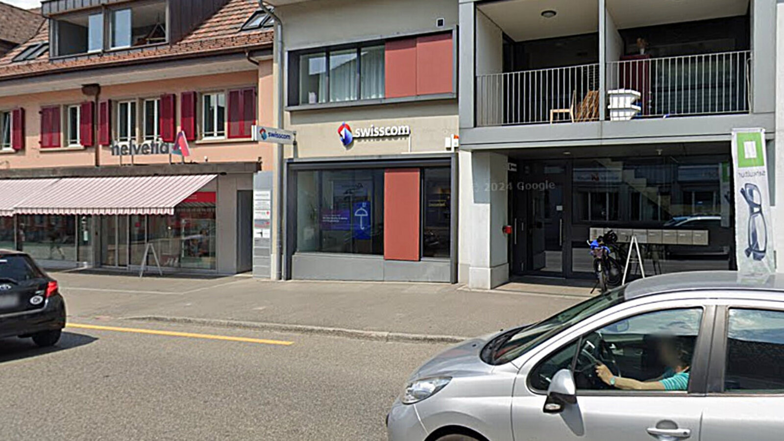 In der Nacht auf Donnerstag schlugen drei Männer die Scheibe eines Swisscom-Shops im Fricktal ein. Als die Polizei eintraf, flüchteten die Männer mit einem BMW nach Deutschland. Bild: Google Streetview/Freepik