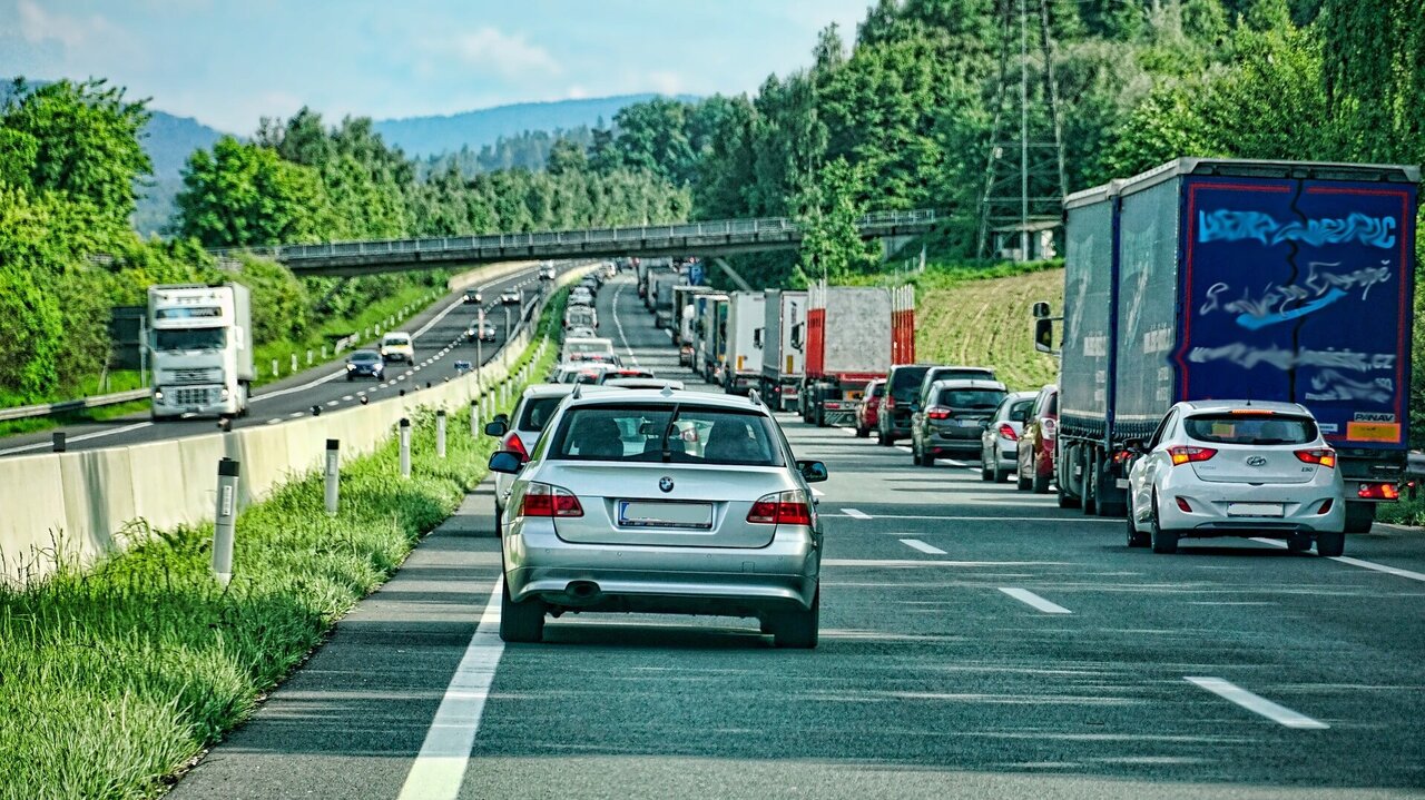 Autofahrende bilden auf einer Autobahn eine Rettungsgasse