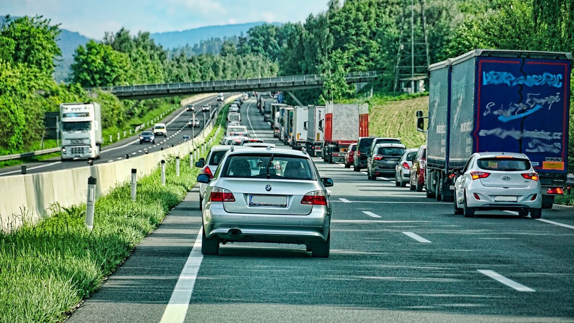 Autofahrende bilden auf einer Autobahn eine Rettungsgasse