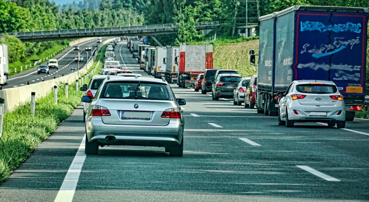 Wie Autofahrende die Rettungsgasse richtig bilden und wieso diese so ...