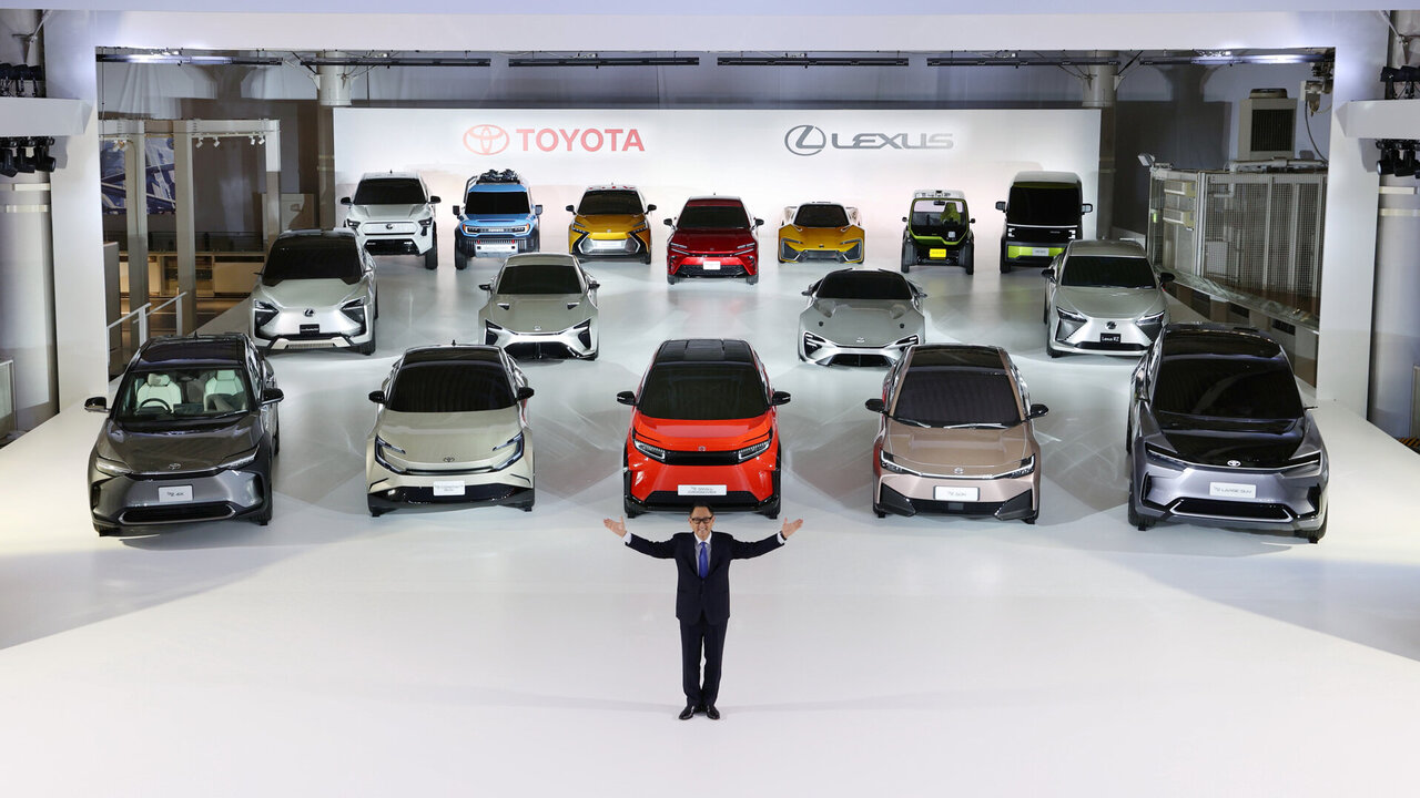 Akio Toyota präsentiert eine Flotte Elektroautos