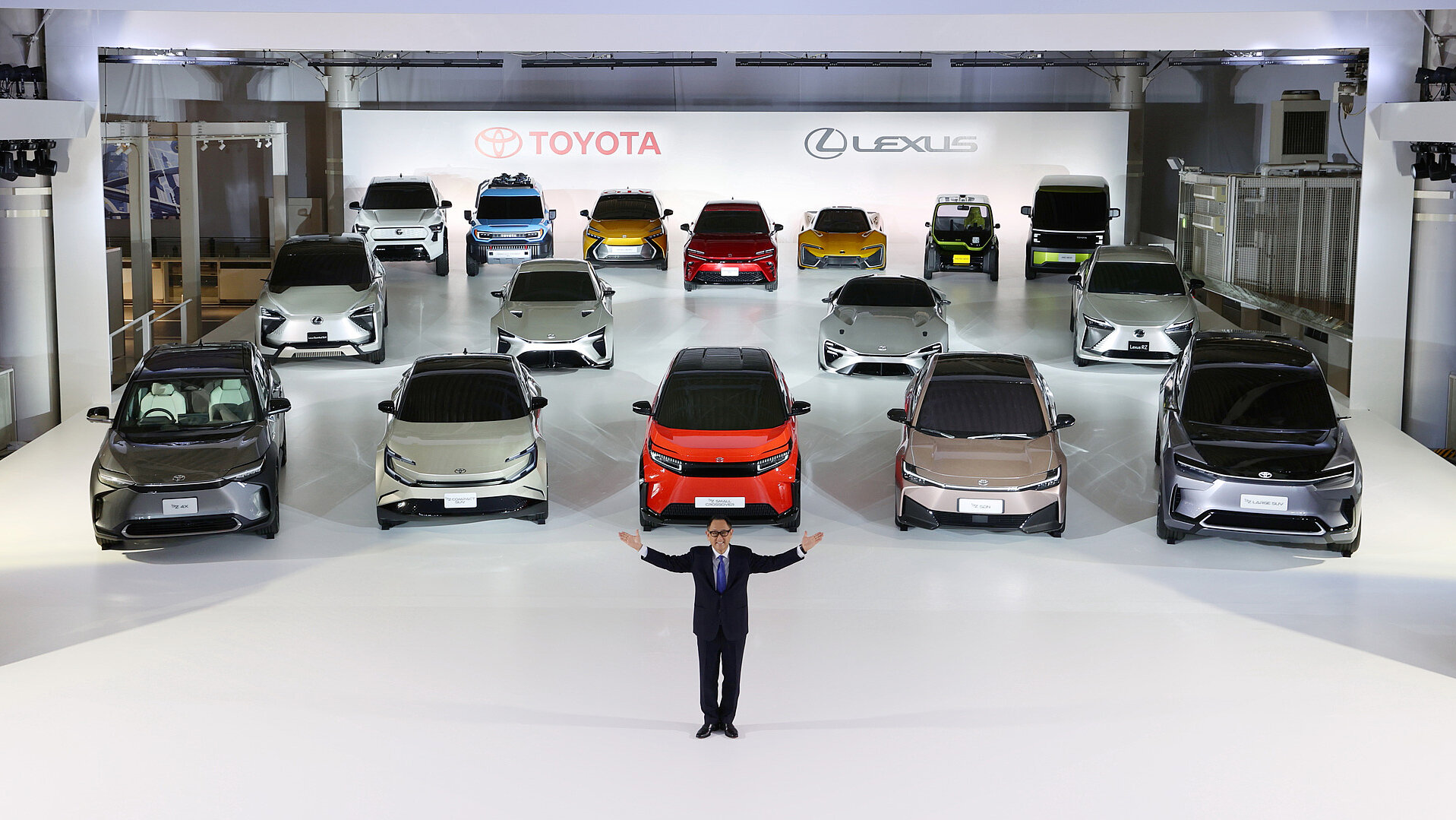 Akio Toyota präsentiert eine Flotte Elektroautos