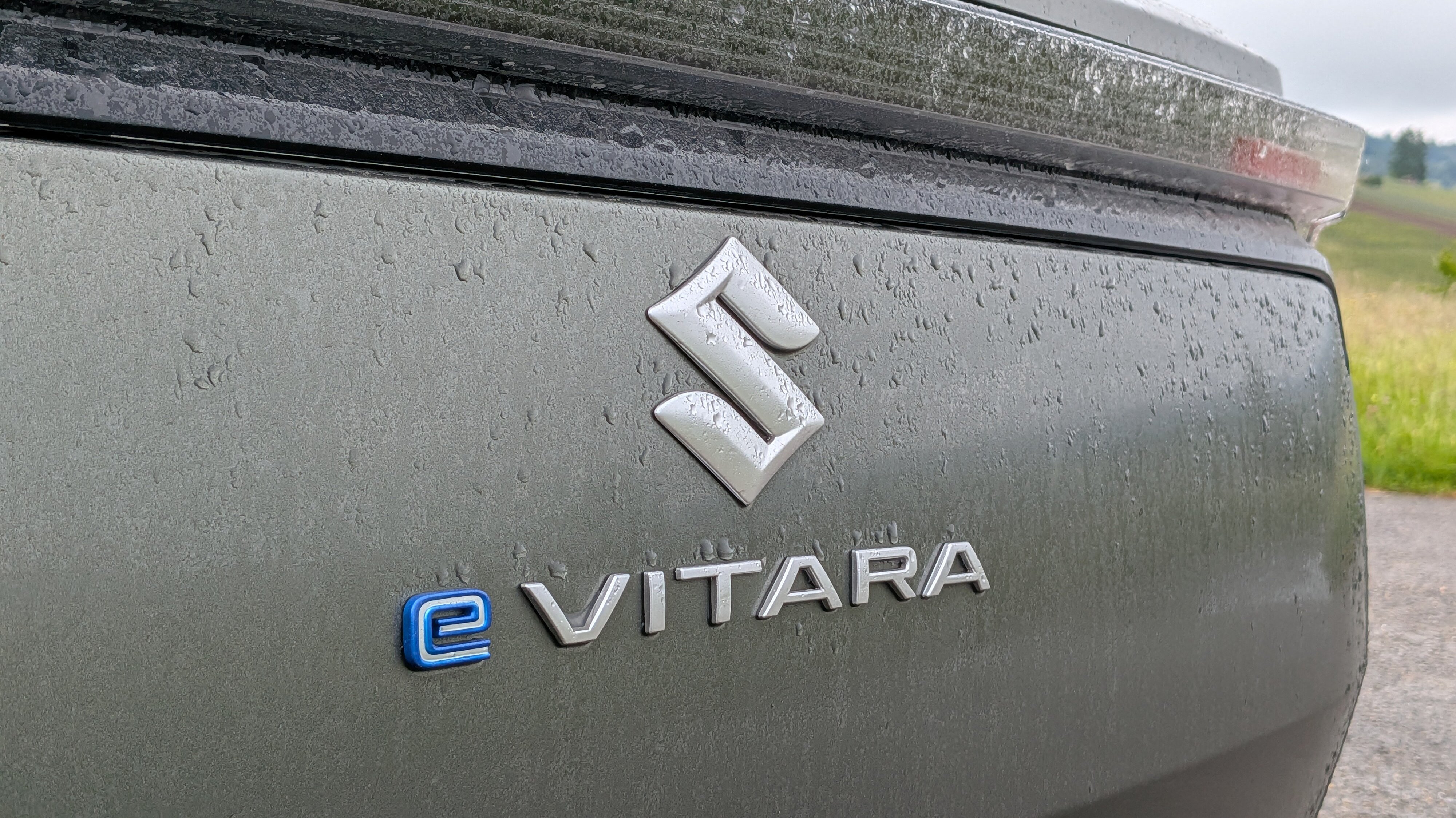 Namenszug am Suzuki e Vitara