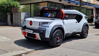 Ciroën Oli auf Strasse abgestellt