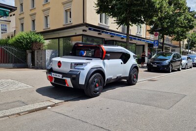 Ciroën Oli auf Strasse abgestellt