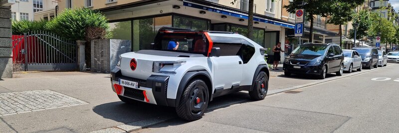 Ciroën Oli auf Strasse abgestellt