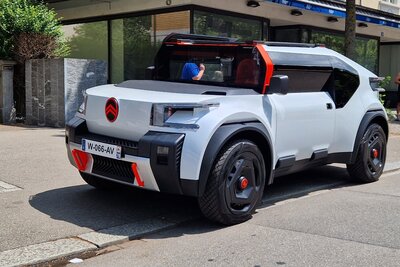Ciroën Oli auf Strasse abgestellt