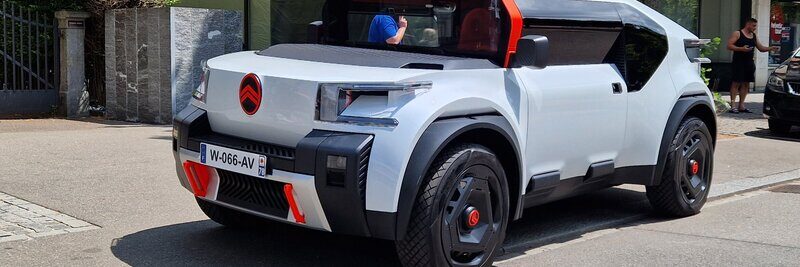 Ciroën Oli auf Strasse abgestellt