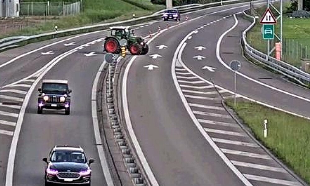 Die Überwachungskameras zeigen die Geiserfahrt des 37-Jährigen. Hier überfährt er bei Mollis SG die Sicherheitslinie. Bild: Kantonspolizei Glarus