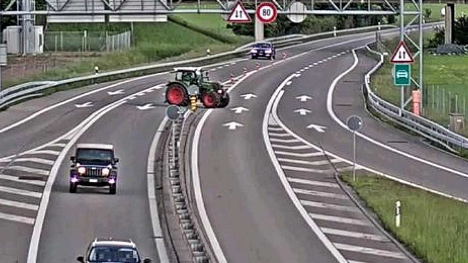 Die Überwachungskameras zeigen die Geiserfahrt des 37-Jährigen. Hier überfährt er bei Mollis SG die Sicherheitslinie. Bild: Kantonspolizei Glarus
