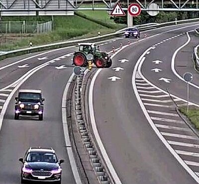 Die Überwachungskameras zeigen die Geiserfahrt des 37-Jährigen. Hier überfährt er bei Mollis SG die Sicherheitslinie. Bild: Kantonspolizei Glarus