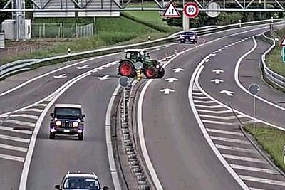 Die Überwachungskameras zeigen die Geiserfahrt des 37-Jährigen. Hier überfährt er bei Mollis SG die Sicherheitslinie. Bild: Kantonspolizei Glarus
