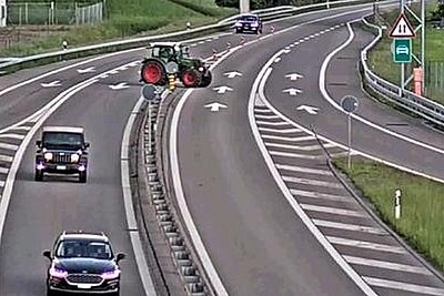 Die Überwachungskameras zeigen die Geiserfahrt des 37-Jährigen. Hier überfährt er bei Mollis SG die Sicherheitslinie. Bild: Kantonspolizei Glarus