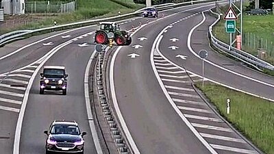 Die Überwachungskameras zeigen die Geiserfahrt des 37-Jährigen. Hier überfährt er bei Mollis SG die Sicherheitslinie. Bild: Kantonspolizei Glarus