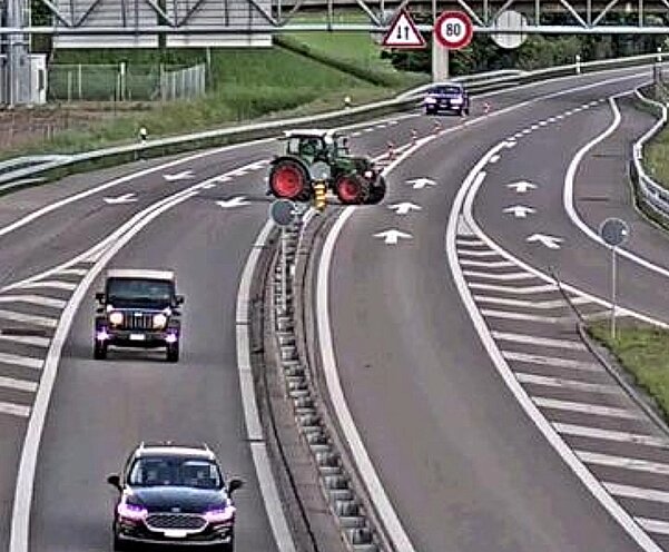 Die Überwachungskameras zeigen die Geiserfahrt des 37-Jährigen. Hier überfährt er bei Mollis SG die Sicherheitslinie. Bild: Kantonspolizei Glarus