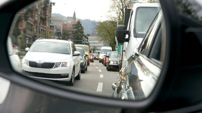 Ob in Zürich, Basel oder Bern. Die Schweizer Städte stehen vor dem Verkehrskollaps. Täglich kämpfen sich Pendlerinnen und Pendler im Schrittrempo zur Arbeit. Bild: STREETLIFE