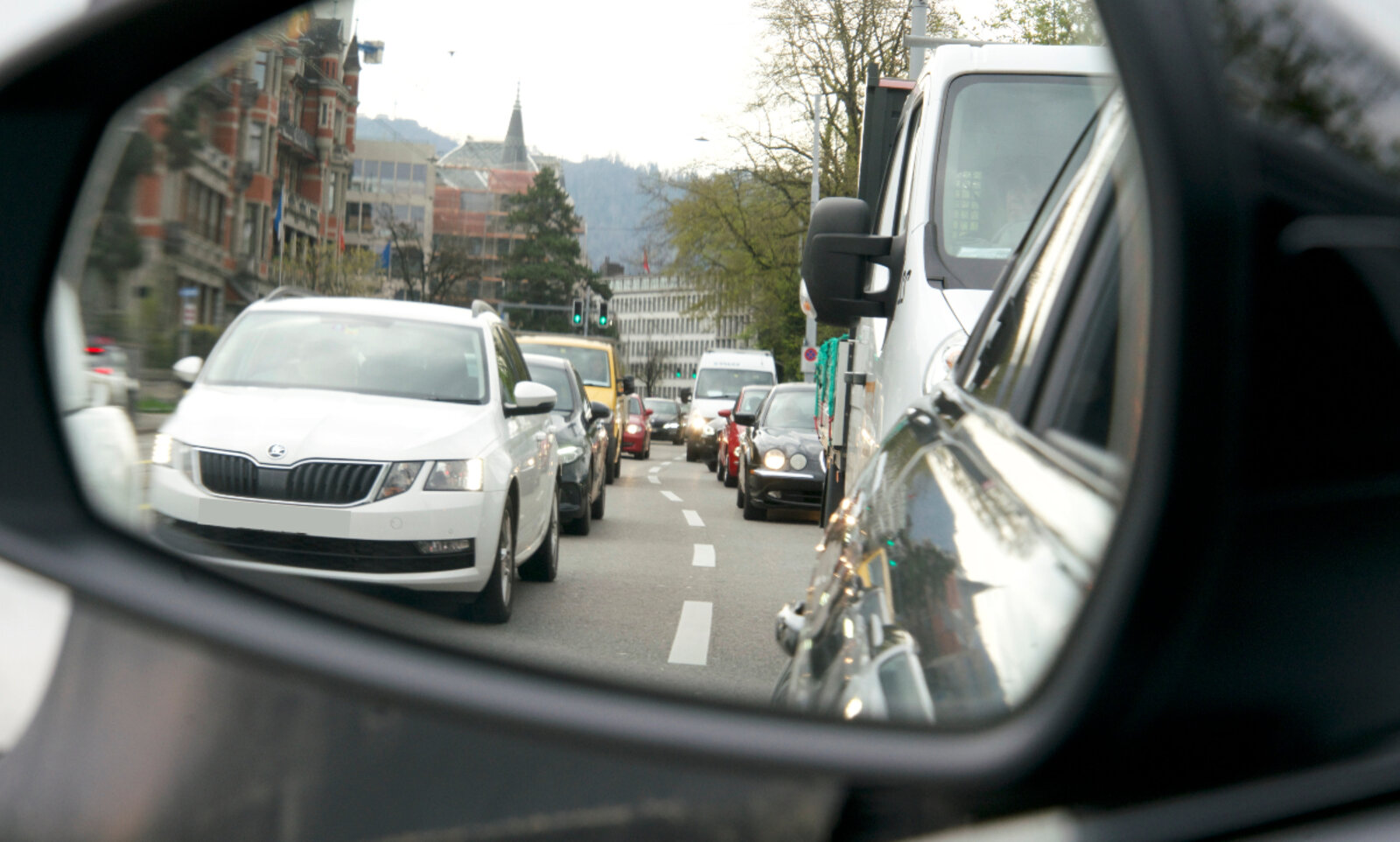 Ob in Zürich, Basel oder Bern. Die Schweizer Städte stehen vor dem Verkehrskollaps. Täglich kämpfen sich Pendlerinnen und Pendler im Schrittrempo zur Arbeit. Bild: STREETLIFE