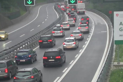 Vor dem Gotthard-Nordportal staute sich der Verkehr auch am Montagmorgen. Der Zeitverlust betrug um 7 Uhr bereits 20 Minuten. Bild: ASTRA