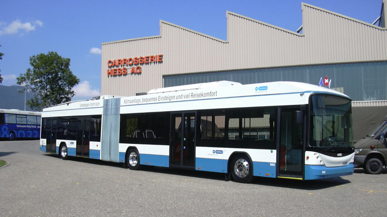 Bus vor der Hess Carosserie