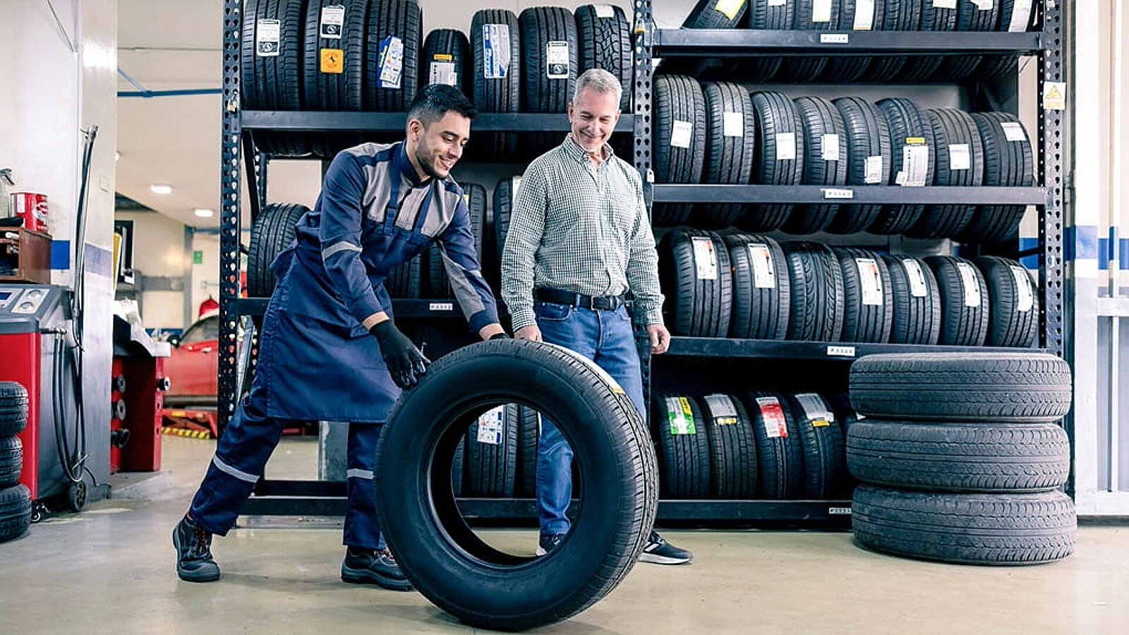 ein Mechaniker bewegt einen Reifen