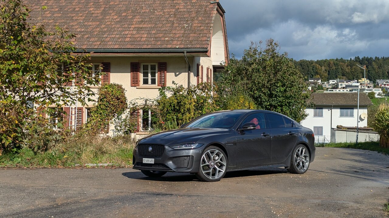 Jaguar XE von vorne