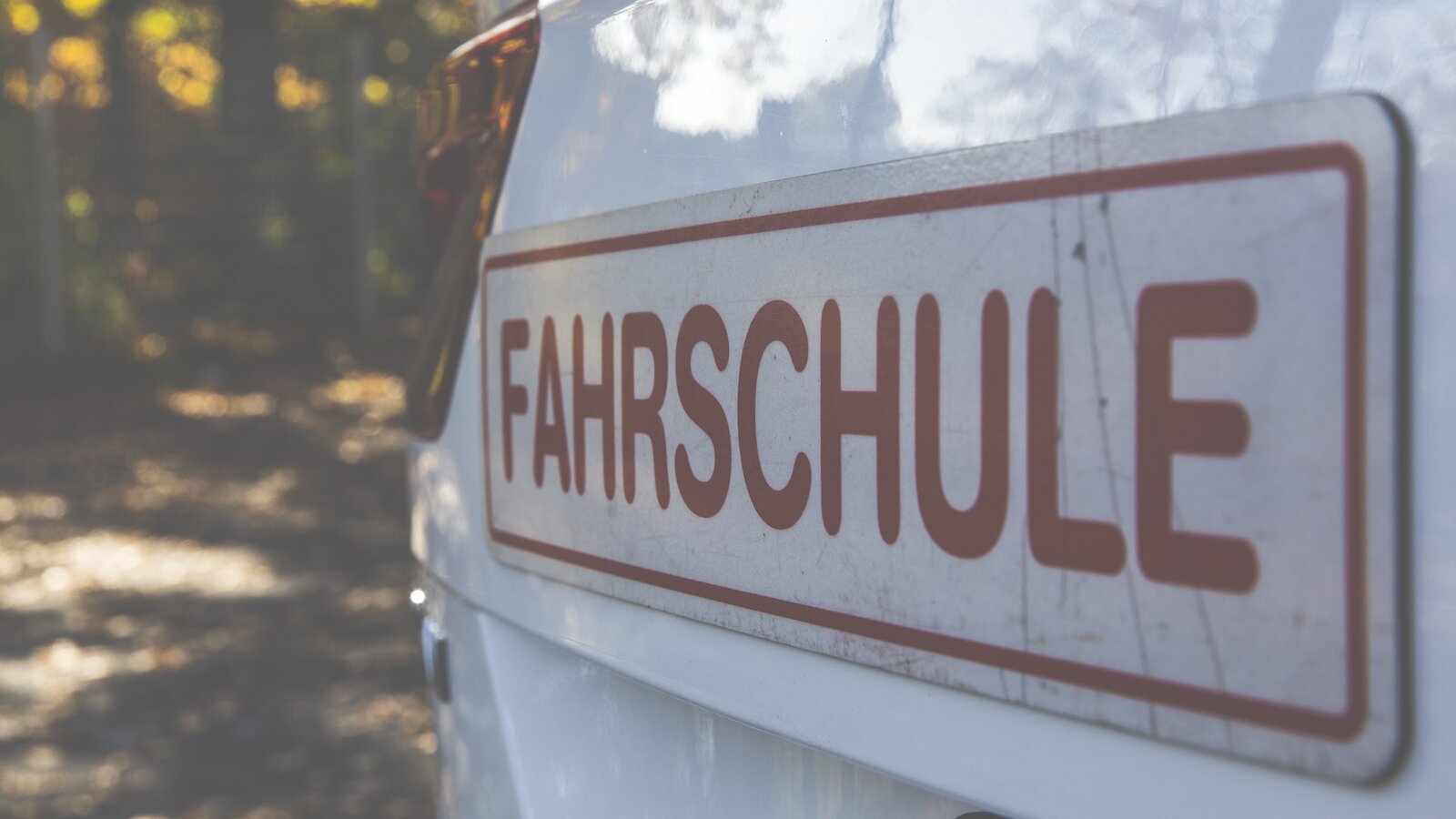Schriftzug Fahrschule an einem Auto