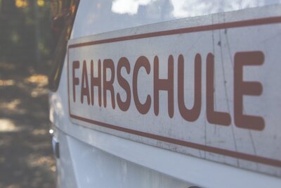 Schriftzug Fahrschule an einem Auto