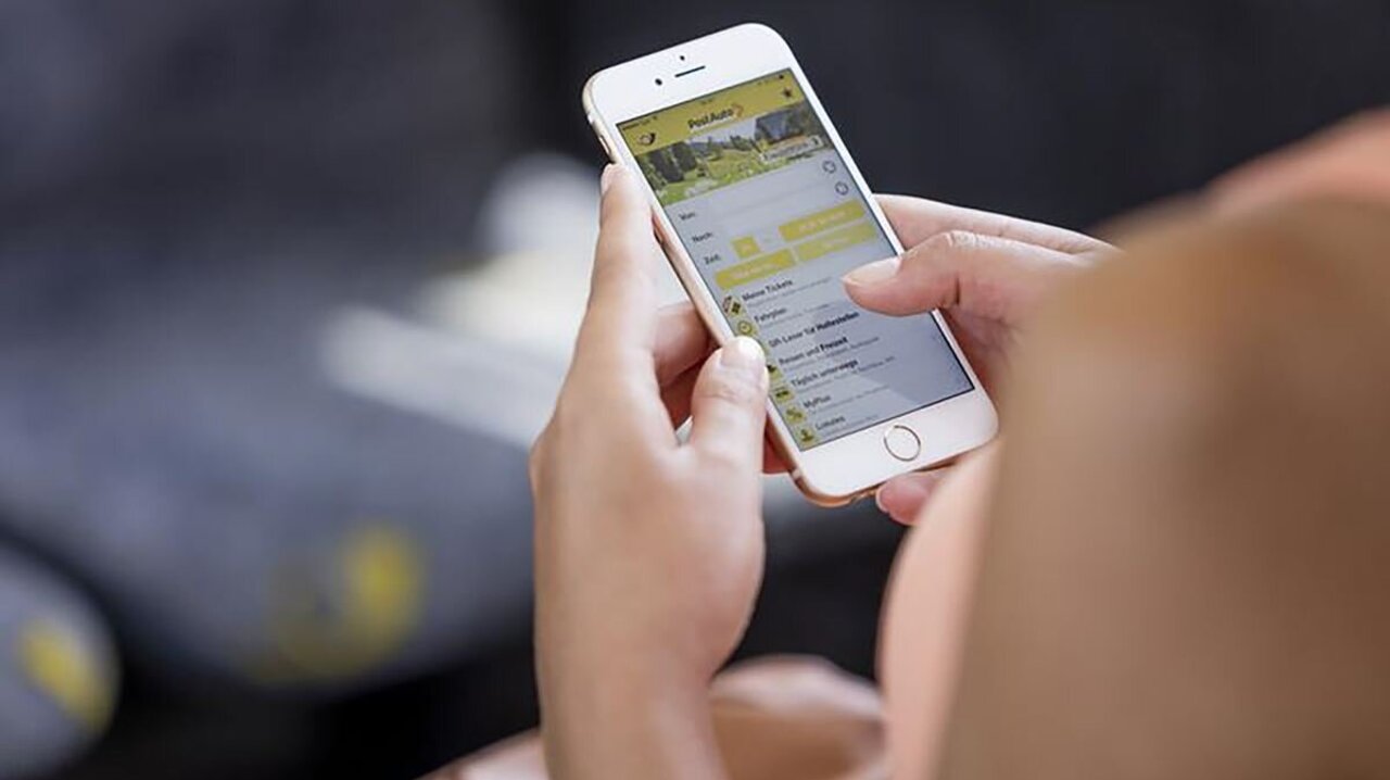 ein Smartphone mit der Post-App