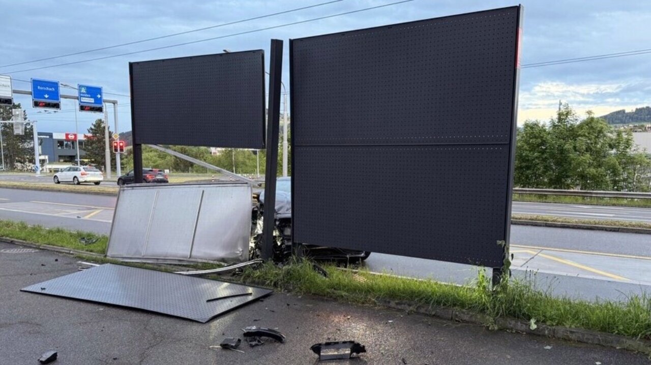 Beim Unfall wurde niemand verletzt. Es entstand aber hoher Sachschaden. Der Mercedes musste anschliessend abgeschleppt werden. Bild: Stapo SG
